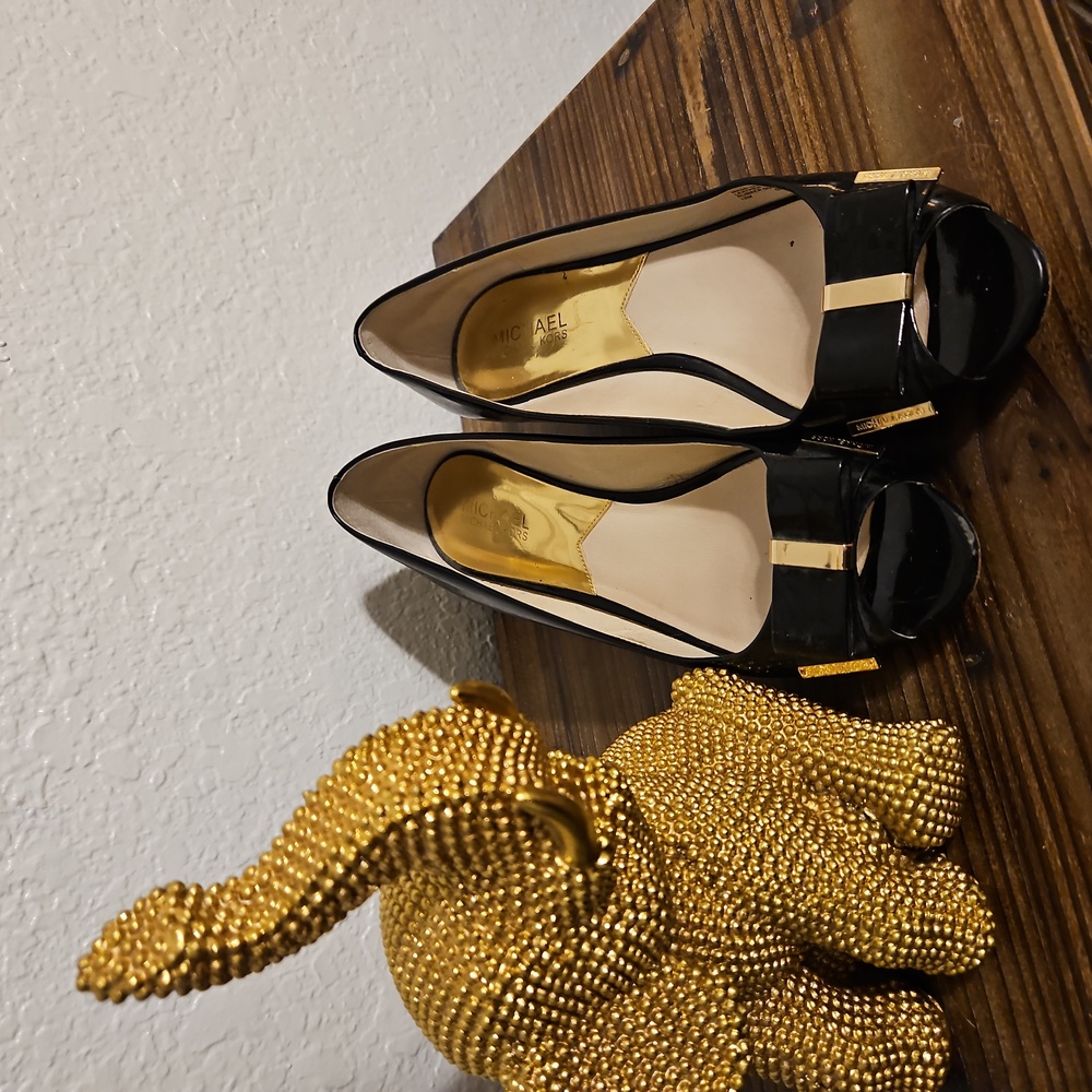 Michael Kors Size 10M Black & gold sandals